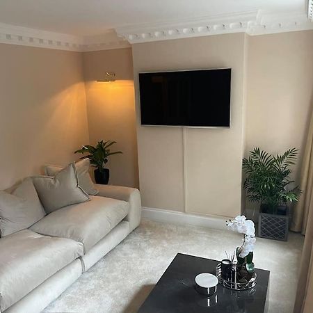 Newly Refurbished Apartment, Near Station & River Londyn Zewnętrze zdjęcie