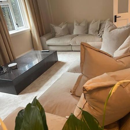 Newly Refurbished Apartment, Near Station & River Londyn Zewnętrze zdjęcie