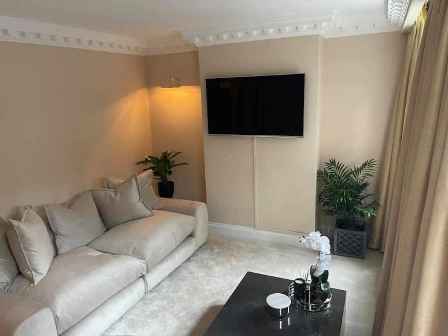 Newly Refurbished Apartment, Near Station & River Londyn Zewnętrze zdjęcie