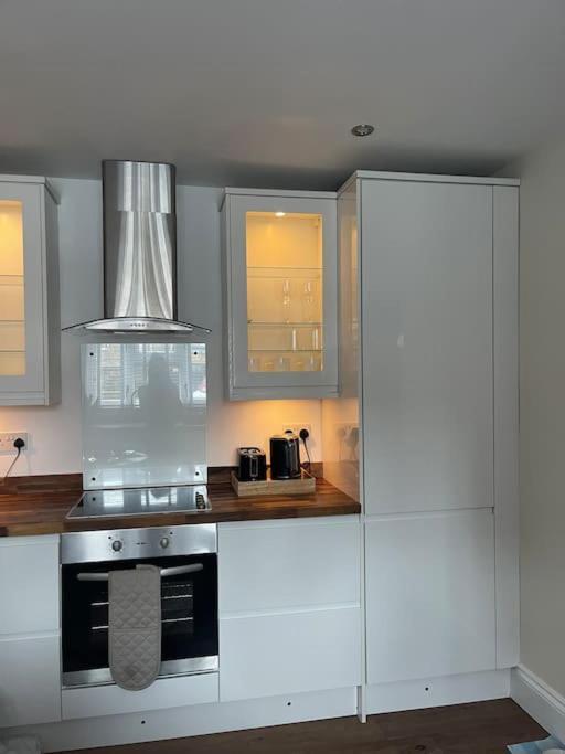 Newly Refurbished Apartment, Near Station & River Londyn Zewnętrze zdjęcie