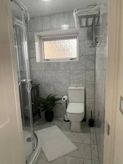 Newly Refurbished Apartment, Near Station & River Londyn Zewnętrze zdjęcie