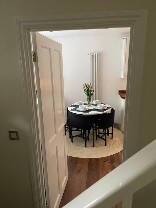 Newly Refurbished Apartment, Near Station & River Londyn Zewnętrze zdjęcie